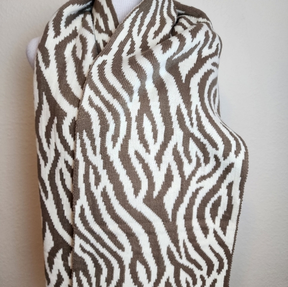 Jessica Simpson  Animal Print Cream & Tan Women's Knit Scarf  NWOT - Picture 2 of 6